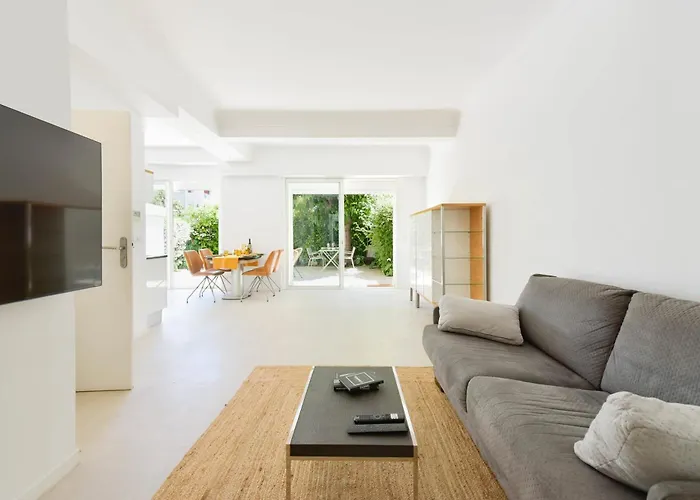 First Floor Apartment Walk To Beach Garage