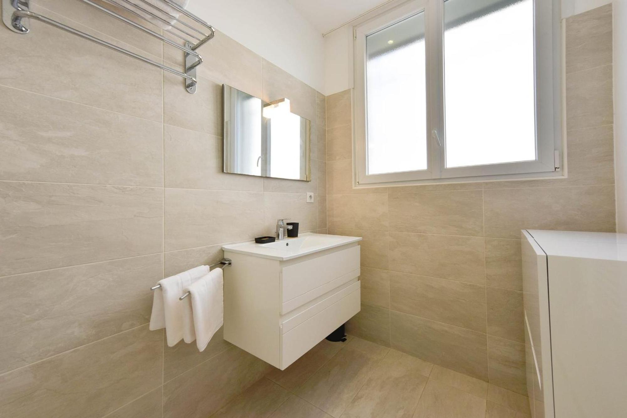 Appartement First Floor Walk To Garage *